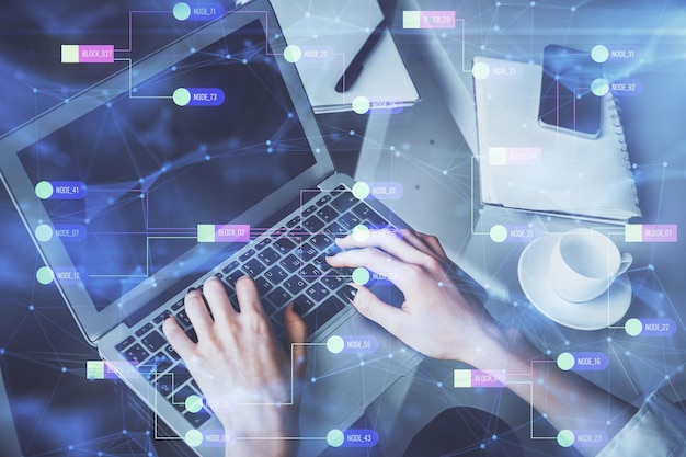 Doble exposición de manos de mujeres trabajando en computadora y dibujo de hologramas de temas de datos Concepto técnico