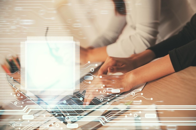 Doble exposición de manos de mujeres trabajando en computadora y dibujo de hologramas de temas de datos Concepto técnico