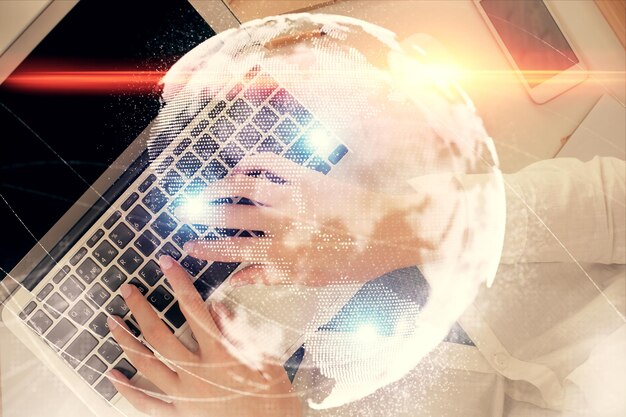 Doble exposición de manos de mujeres trabajando en computadora y dibujo de hologramas de temas financieros Top View Concepto de negocio