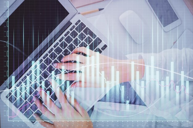 Doble exposición de manos de mujeres trabajando en computadora y gráfico de divisas dibujo holográfico Top View Concepto de análisis financiero