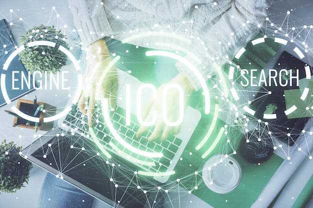 Doble exposición de manos de mujeres trabajando en computadora y tema de blockchain dibujo de hologramas Top View concepto de criptomoneda bitcoin