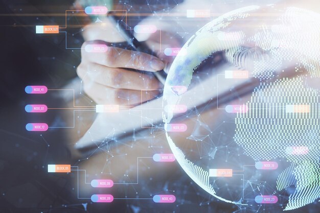 Doble exposición de manos tomando notas con hologramas de mapas mundiales e iconos de temas de datos Concepto de datos de redes internacionales
