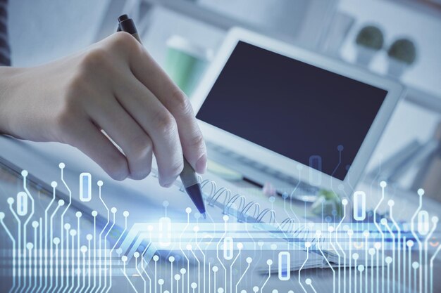 Doble exposición de las manos tomando notas con iconos de codificación digital Concepto de aprendizaje por computadora