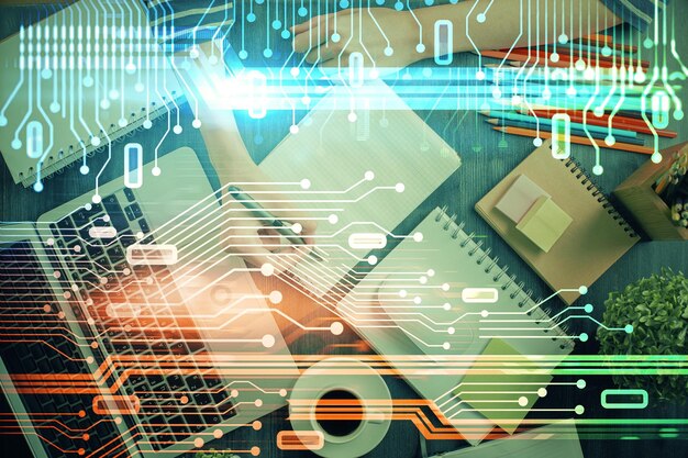 Doble exposición de las manos tomando notas con iconos de codificación digital Concepto de aprendizaje por computadora