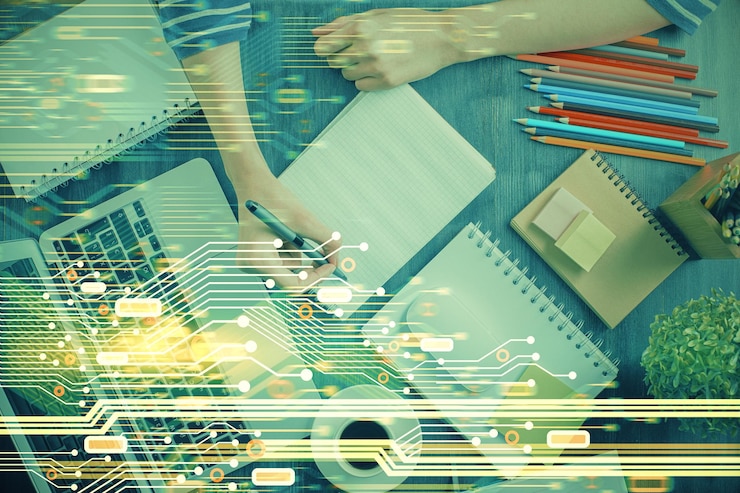 Foto doble exposición de las manos tomando notas con iconos de codificación digital concepto de aprendizaje por computadora