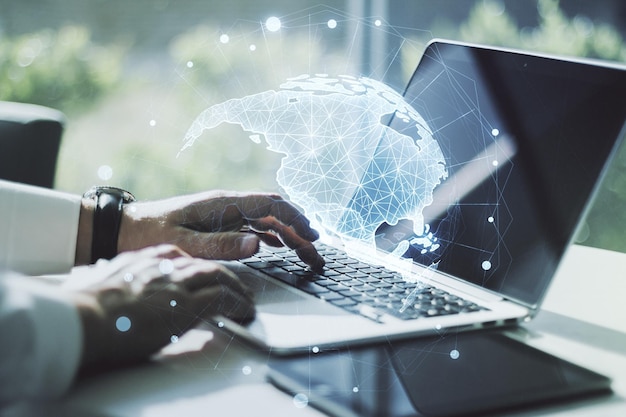 Doble exposición del mapa gráfico de América y escritura manual en el teclado de la computadora sobre el concepto de tecnología digital y big data de fondo