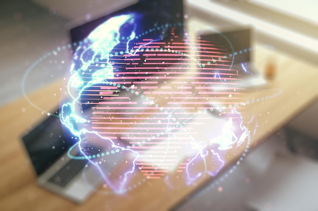 Doble exposición de un mapa mundial digital abstracto con conexiones y un escritorio moderno con computadora en el fondo de big data y concepto blockchain