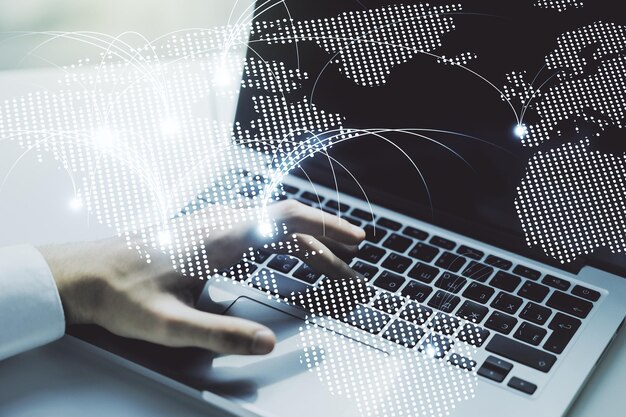 Doble exposición del mapa mundial digital abstracto con conexiones y manos escribiendo en una computadora portátil sobre investigación de antecedentes y concepto de estrategia