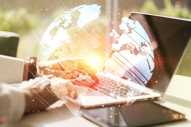 Doble exposición del mapa mundial digital abstracto y escritura manual en una computadora portátil sobre el concepto de investigación y estrategia de fondo
