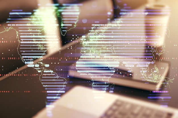 Doble exposición del mapa mundial digital abstracto sobre el concepto de estrategia e investigación de antecedentes de portátiles