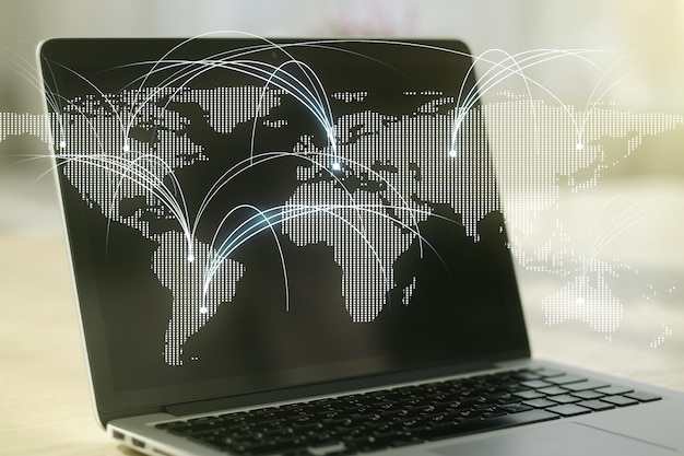 Doble exposición del mapa del mundo digital abstracto con conexiones en la investigación de fondo de la computadora portátil y el concepto de estrategia