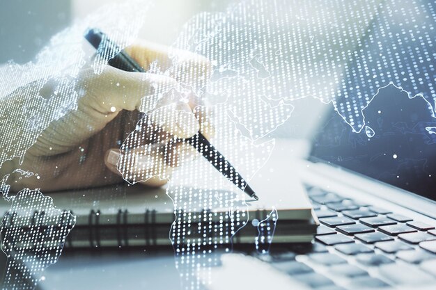 Doble exposición del mapa del mundo digital abstracto y escritura a mano en el cuaderno en el fondo con investigación de portátiles y concepto de estrategia