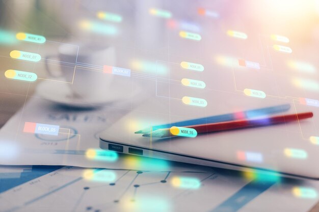 Doble exposición de la mesa con la computadora en el fondo y el concepto de tecnología de datos del holograma del tema de los datos