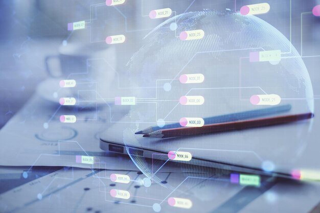 Doble exposición de la mesa con la computadora en el fondo y el concepto de tecnología de datos del holograma del tema de los datos