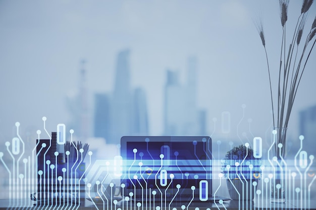 Doble exposición de la mesa con la computadora en el fondo y el concepto de tecnología de datos del holograma del tema de los datos