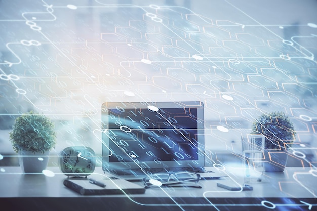 Doble exposición de la mesa con computadora en el fondo y dibujo del tema de los datos Concepto de innovación
