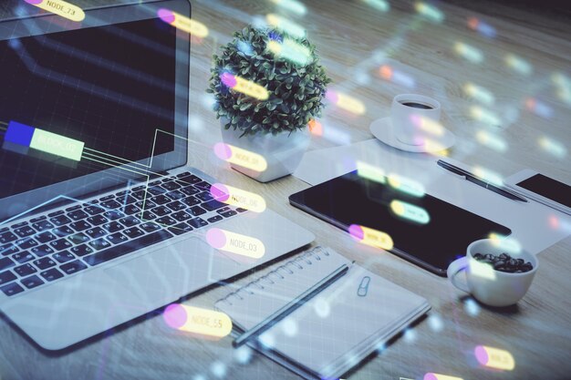 Doble exposición de la mesa con computadora en el fondo y dibujo del tema de los datos Concepto de innovación