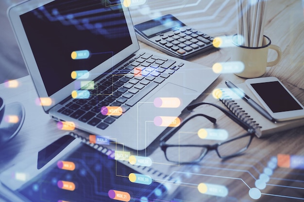 Doble exposición de la mesa con computadora en el fondo y dibujo del tema de los datos Concepto de innovación