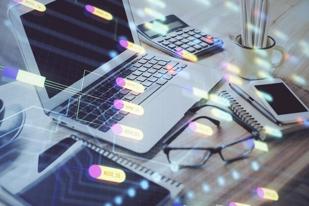 Doble exposición de la mesa con computadora en el fondo y dibujo del tema de los datos Concepto de innovación