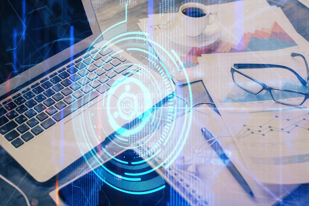 Doble exposición de la mesa con computadora en el fondo y dibujo del tema de los datos Concepto de innovación