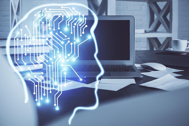 Doble exposición de la mesa de trabajo con computadora y holograma de boceto cerebral Concepto de tormenta de ideas