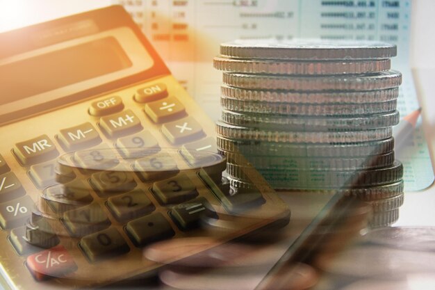 Doble exposición de las monedas y la calculadora