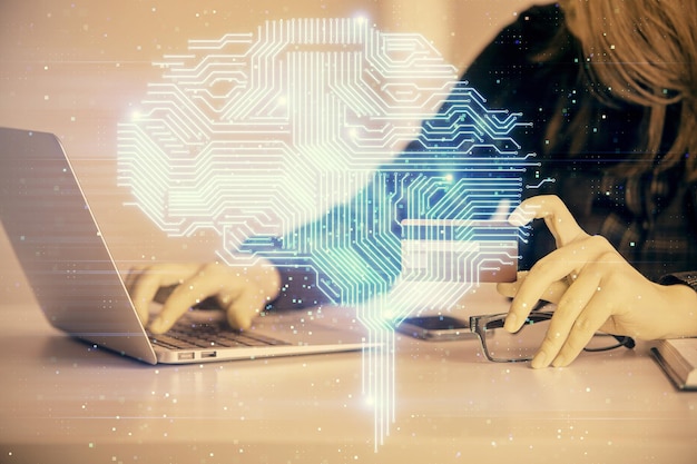 Doble exposición de una mujer comprando en línea sosteniendo una tarjeta de crédito y dibujando un holograma cerebral Concepto de comercio electrónico de datos