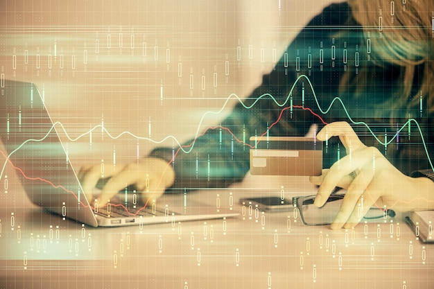 Doble exposición de una mujer comprando en línea con una tarjeta de crédito y dibujando un gráfico financiero Mercado de valores Concepto de comercio electrónico