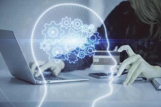 Doble exposición de una mujer comprando en línea con una tarjeta de crédito y dibujando un holograma cerebral Concepto de comercio electrónico de datos