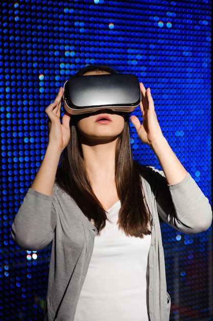 Doble exposición de mujer feliz con gafas de auriculares VR