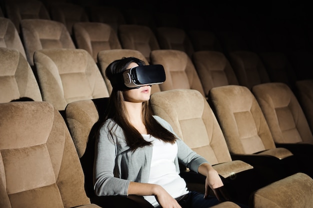 Doble exposición de mujer feliz tocando gafas con auriculares VR