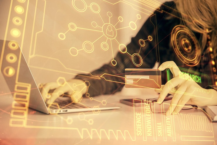 Foto doble exposición de una mujer que compra en línea con una tarjeta de crédito y un holograma de tema de datos que dibuja el concepto de comercio electrónico