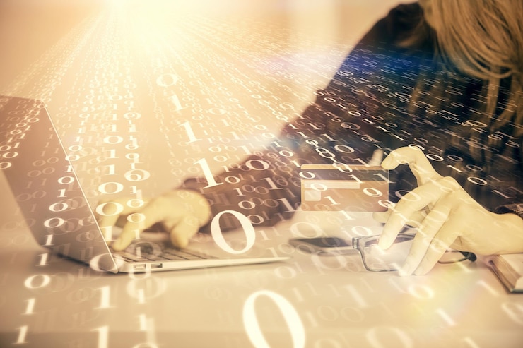 Foto doble exposición de una mujer que compra en línea con una tarjeta de crédito y un holograma de tema de datos que dibuja el concepto de comercio electrónico