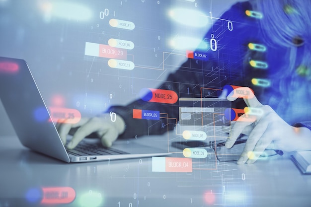 Doble exposición de una mujer que compra en línea con una tarjeta de crédito y un holograma de tema de datos que dibuja el concepto de comercio electrónico