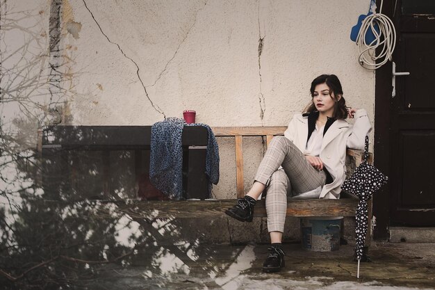 Foto doble exposición de mujer sentada en un banco y árboles.