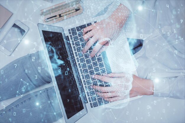 Doble exposición de una mujer trabajando en una computadora y dibujando un holograma del cerebro humano
