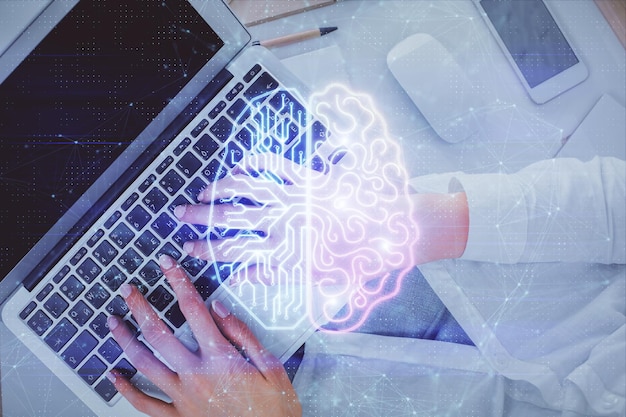 Foto doble exposición de una mujer trabajando en una computadora y dibujando un holograma del cerebro humano