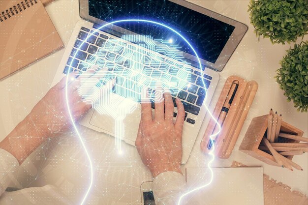 Doble exposición de una mujer trabajando en una computadora y dibujando un holograma del cerebro humano