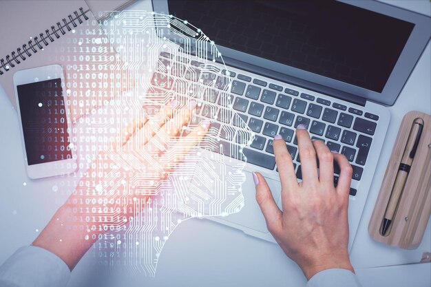 Doble exposición de una mujer trabajando en una computadora y dibujando un holograma del cerebro humano