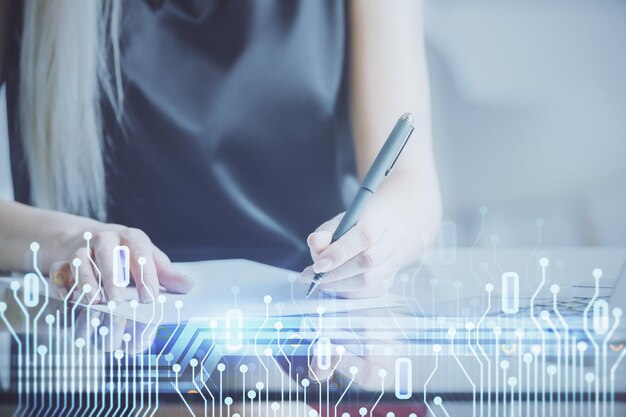 Doble exposición de mujeres escribiendo a mano en el fondo con tecnología de datos hud Concepto de Big Data