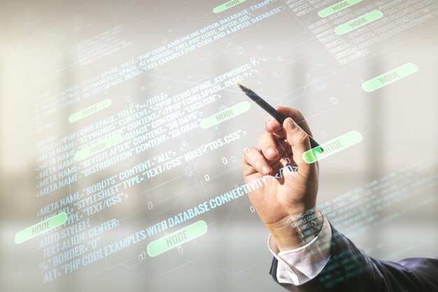 Doble exposición de programadores con la mano y la pluma trabajando con la ilustración de programación creativa abstracta en el fondo borroso de la oficina, grandes datos y concepto de blockchain