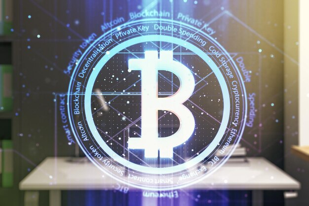 Doble exposición del símbolo creativo de Bitcoin y escritorio moderno con computadora portátil en segundo plano Concepto de criptomoneda