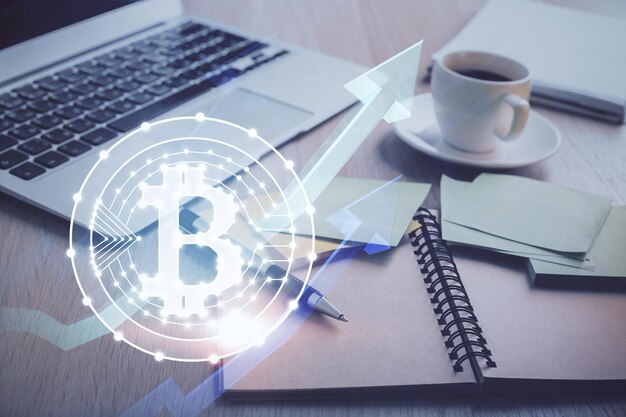 Doble exposición de la tecnología de criptografía dibujo y escritorio con café y artículos en el fondo de la mesa Concepto de blockchain