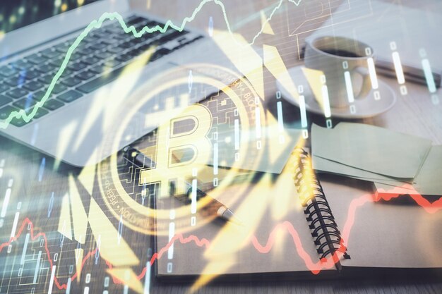 Doble exposición de la tecnología de criptografía dibujo y escritorio con café y artículos en el fondo de la mesa Concepto de blockchain