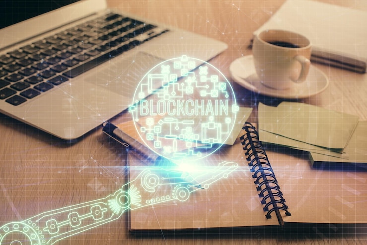Foto doble exposición de la tecnología de criptografía dibujo y escritorio con café y artículos en el fondo de la mesa concepto de blockchain