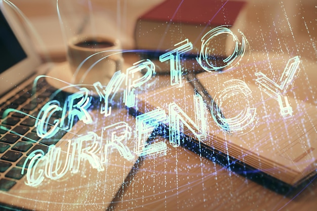 Doble exposición de la tecnología de criptografía dibujo y escritorio con café y artículos en el fondo de la mesa Concepto de blockchain