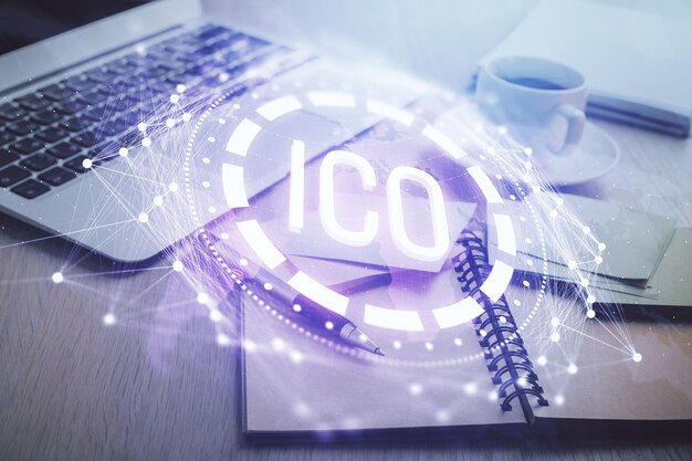 Doble exposición de la tecnología de criptografía dibujo y escritorio con café y artículos en el fondo de la mesa Concepto de blockchain