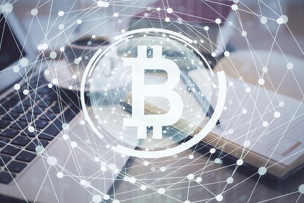 Doble exposición de la tecnología de criptografía dibujo y escritorio con café y artículos en el fondo de la mesa Concepto de blockchain