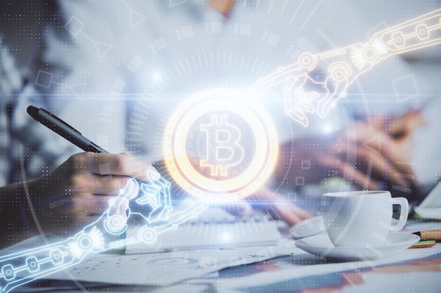 Doble exposición del tema de blockchain dibujando sobre personas que toman notas de fondo Concepto de criptomoneda