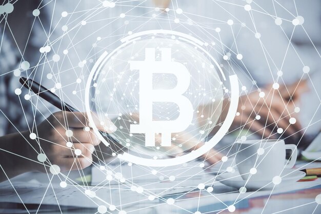 Doble exposición del tema de blockchain dibujando sobre personas que toman notas de fondo Concepto de criptomoneda